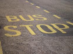 Bus Stop Markierung auf einer Straße