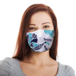 Eine Frau mit einer individuell bedruckem Mund-Nasen-Schutz.