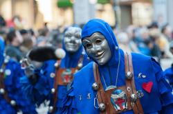 Blaues Karnevalskostüm mit einer grauen Maske.