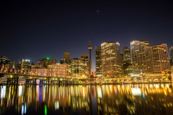 Skyline im Darling Harbour in Sydney bei Nacht.