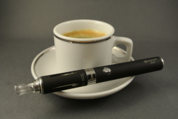 Ein Espresso mit einer E.Zigarette.