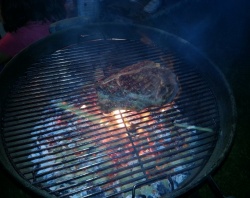 Steak auf Holzkohlegrill