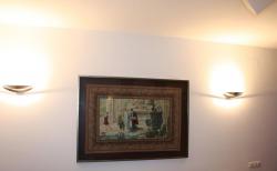 Alter Wandteppich im Wohnzimmer mit indirekter Beleuchtung
