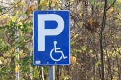 Straßenschild mit dem Hinweis auf einen Behindertenparkplatz.