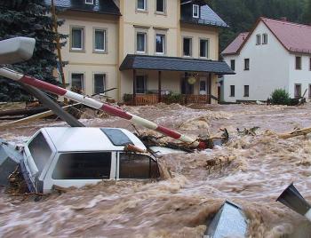 Auto im Hochwasser