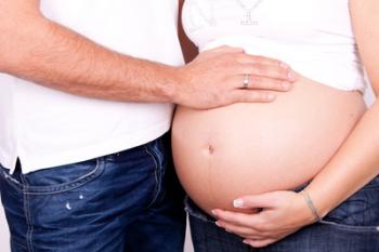 Schwangere mit Bauch und Partner