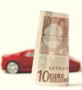 10 Euro Schein mit rotem Ferrari im Hintergrund