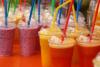 Viele bunte Cocktails