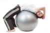 Frau auf Fitness Ball