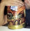 Mann k�sst ein Fass Bier