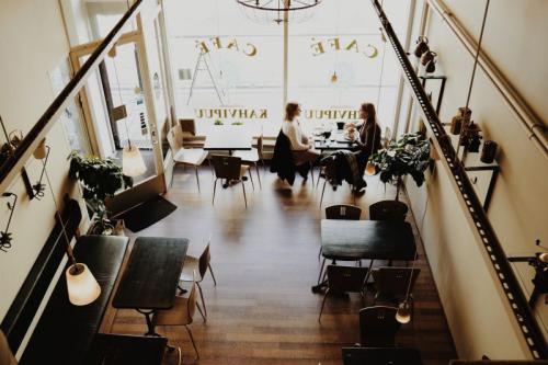 Zwei Frauen sitzen in einem Café