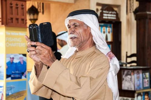 Fotografieren in Dubai Araber mit Smartphone