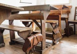 Alte Schule mit Holztischen und B&auml;nken  - Rainer Sturm  / pixelio.de