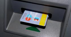 EC-Karte am Geldautomat Bargeldabhebung mit der EC-Karte am Geldautomat.