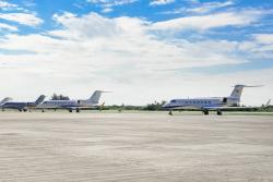 Mehrere Privatjets an einem Flughafen.