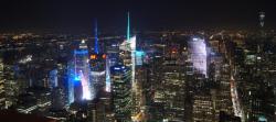 New York City bei Nacht von einem Wolkenkratzer aus fotografiert.