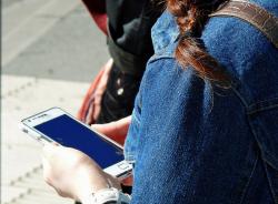 Junge Frau mit einem Smartphone