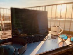 Mit dem Notebook bequem auf der Terrasse arbeiten.