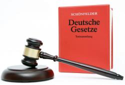 Rechtssprechung Richterhammer mit einem Gesetzbuch.