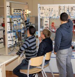 Praktische &Uuml;bungen in der Elektroausbildung.  - Karl-Heinz Laube  / <a href="http://www.pixelio.de/index.php" target="_blank" rel="nofollow">pixelio.de</a>