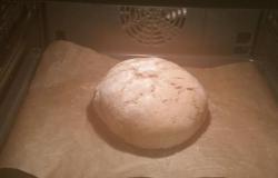 K&uuml;chenmeister Bauernbrot auf Backpapier im Backofen 