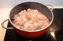 Leckerer Gulasch im Topf 