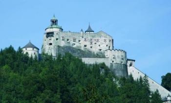 alte Burg auf einem Berg