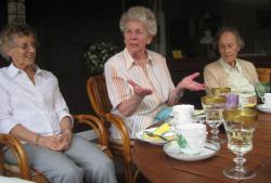3 ältere Frauen beim Kaffee