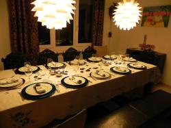 Festlich gedeckter Tisch f&uuml;r ein Abendessen mit viel Deko. 