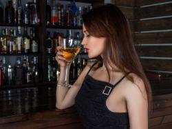 Attraktive Frau mit Cocktail in einer bar