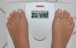 Waage zeigt Übergewicht Eine Waage zeigt klar zu viel (Über)Gewicht - abnehmen ist angesagt.