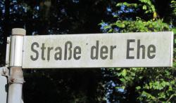 Verkehrsschild Straße der Ehe