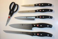 Messerset von Zwilling bestehend aus fünf Messernund einer Schere