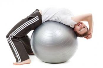 Frau auf Fitness Ball