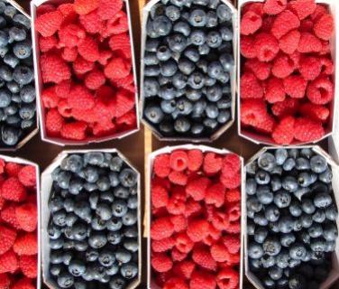 Himbeeren und Blaubeeren