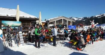 Skipiste Oberjoch: Sonnen im Biergarten im Schnee