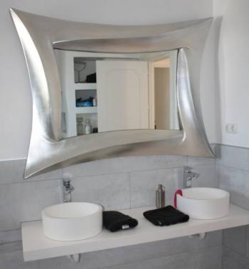 2 Waschbecken und ein Spiegel