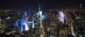 New York City bei Nacht von einem Wolkenkratzer aus fotografiert.